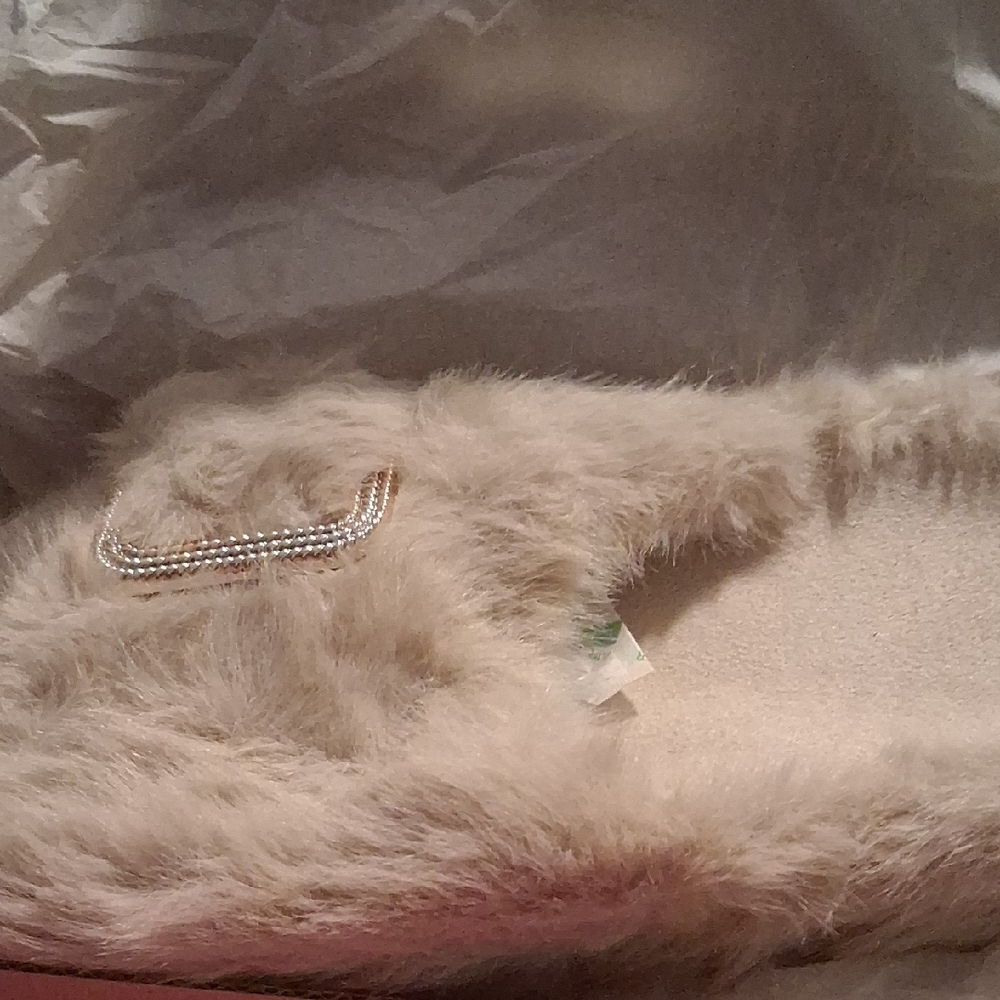 Chic Faux Fur Pearl Slippers – Size 9/10, Elegant & Cozy!